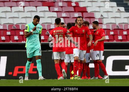 Lisbona, Portogallo. 5 Aprile 2021. Luca Waldschmidt di SL Benfica festeggia con i compagni di squadra dopo aver segnato la partita di calcio della Lega Portoghese tra SL Benfica e CS Maritimo allo stadio Luz di Lisbona, in Portogallo, il 5 aprile 2021. Credit: Pedro Feuza/ZUMA Wire/Alamy Live News Foto Stock