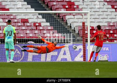 Lisbona, Portogallo. 5 Aprile 2021. Luca Waldschmidt di SL Benfica spara per segnare una penalizzazione durante la partita di calcio della Lega Portoghese tra SL Benfica e CS Maritimo allo stadio Luz di Lisbona, Portogallo, il 5 aprile 2021. Credit: Pedro Feuza/ZUMA Wire/Alamy Live News Foto Stock