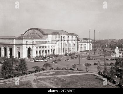 1940 UNION STATION WASHINGTON DC USA - q41663 CPC001 HARS COPIA SPAZIO SIGNORE PERSONE AUTO MASCHI EDIFICI PEDONI INTRATTENIMENTO TRASPORTO B&W FERROVIA STRUTTURA AD ALTO ANGOLO TEMPO LIBERO PROPRIETÀ UNION E. AUTOS DISTRETTO DI COLUMBIA ESTERNO SOUTHERN TROLLEY CAPITALE IMMOBILIARE STRUTTURE DI COLLEGAMENTO AUTOMOBILI CITTÀ VEICOLI EDIFICE IMPIANTO FERROVIE 1907 DESTINAZIONE HUB STAZIONE INTERMODALE UNION IN BIANCO E NERO AUTO VECCHIA MODA Foto Stock