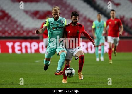 Lisbona, Portogallo. 5 Aprile 2021. Rafa Silva di SL Benfica (R) vies con Marcelo Hermes di CS Maritimo durante la partita di calcio della Lega Portoghese tra SL Benfica e CS Maritimo allo stadio Luz di Lisbona, Portogallo, il 5 aprile 2021. Credit: Pedro Feuza/ZUMA Wire/Alamy Live News Foto Stock