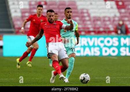 Lisbona, Portogallo. 5 Aprile 2021. Otamendi di SL Benfica (L) vies con Ali alipour di CS Maritimo durante la partita di calcio della Lega Portoghese tra SL Benfica e CS Maritimo allo stadio Luz di Lisbona, Portogallo, il 5 aprile 2021. Credit: Pedro Feuza/ZUMA Wire/Alamy Live News Foto Stock