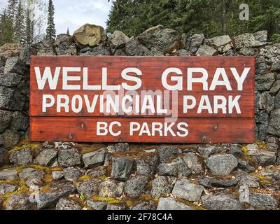 Il cartello in legno del Parco Provinciale di Wells Grey circondato da rocce Vicino a Clearwater nella Columbia Britannica centrale Canada Foto Stock