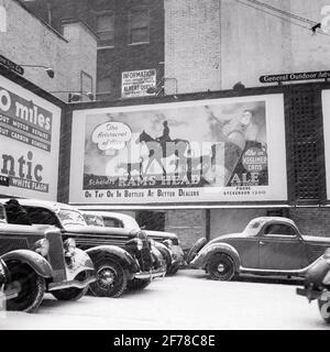 AUTO DEGLI ANNI '30 NEL PARCHEGGIO URBANO NEVOSO DI LARGE BILLBOARD BOTTIGLIE PUBBLICITARIE DI TESTA DI MONTONI DI SCHMIDT ALE PHILADELPHIA PA USA - S3533 HAR001 HARS TRASPORTO AUTOMOBILISTICO NEVE B&W LOTTO LARGO ANGLE TEMPTATION MAMMALS AUTOS CANINES CHOICE LOW ANGLE IN ALE POOCH CONNESSIONE CONCETTUALE AUTOMOBILI SOCIETÀ VEICOLI ELEGANTI PROMOZIONE CANINO MAMMIFERO RELAX BIANCO E NERO HAR001 MESSAGGIO VECCHIO STILE PARCHEGGIO Foto Stock