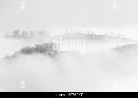 Paesaggio montano, nebbia tra le cime della montagna, Campania, Italia Foto Stock