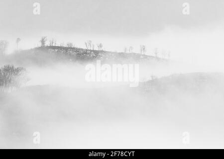 Paesaggio montano, nebbia tra le cime della montagna, Campania, Italia Foto Stock
