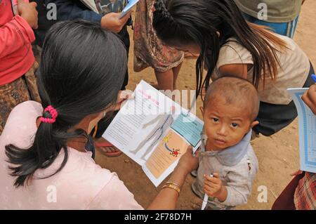 Laos: Una povera madre con il suo ragazzo nel villaggio di Ban Huay Daue Foto Stock