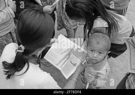 Laos: Una povera madre con il suo ragazzo nel villaggio di Ban Huay Daue Foto Stock