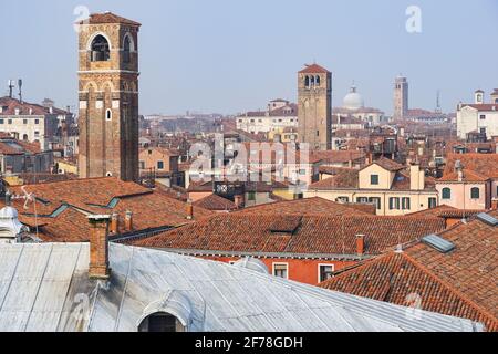 Vista dei tetti in tegole rosse a Venezia, Italia, Foto Stock