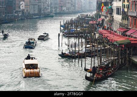 Barche e gondole sul Canal Grande a Venezia, Italia Foto Stock