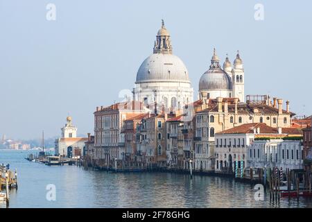 Il Canal Grande e la Basilica di Santa Maria della Salute a Venezia Foto Stock