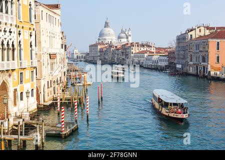 Crulino di Venezia con il Canal Grande e la basilica di Santa Maria della Salute Foto Stock