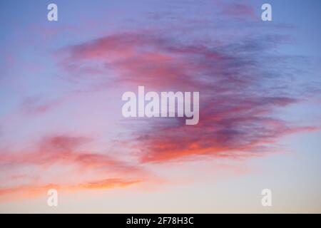 nuvole rosse su sfondo cielo tramonto Foto Stock
