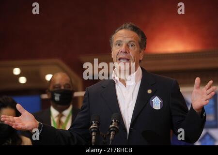 New York, Stati Uniti. 05 aprile 2021. Il governatore di New York Andrew Cuomo parla al Rochdale Village Community Center di New York il 5 aprile 2021. Pool Photo by Brendan McDermid/UPI Credit: UPI/Alamy Live News Foto Stock