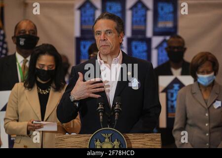 New York, Stati Uniti. 05 aprile 2021. Il governatore di New York Andrew Cuomo parla al Rochdale Village Community Center di New York il 5 aprile 2021. Pool Photo by Brendan McDermid/UPI Credit: UPI/Alamy Live News Foto Stock