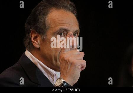 New York, Stati Uniti. 05 aprile 2021. Il governatore di New York Andrew Cuomo parla al Rochdale Village Community Center di New York il 5 aprile 2021. Pool Photo by Brendan McDermid/UPI Credit: UPI/Alamy Live News Foto Stock