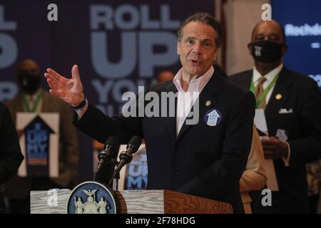 New York, Stati Uniti. 05 aprile 2021. Il governatore di New York Andrew Cuomo parla al Rochdale Village Community Center di New York il 5 aprile 2021. Pool Photo by Brendan McDermid/UPI Credit: UPI/Alamy Live News Foto Stock