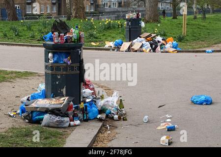 Bidone dei rifiuti riempito in eccesso nel parco di Londra, Inghilterra Regno Unito Regno Unito Foto Stock