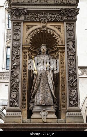 Piedistallo Temple Bar Memorial decorato con la statua della Regina Victoria su Fleet Street, Londra Inghilterra Regno Unito Foto Stock