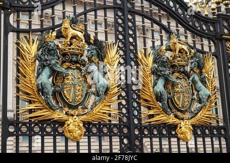 Royal Crest, Royal Coat of Arms of the United Kingdom on Buckingham Palace gate, Londra Inghilterra Regno Unito Foto Stock