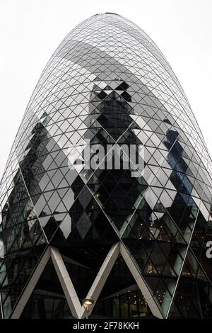 The Gherkin, 30 St Mary Axe grattacielo a Londra Inghilterra Regno Unito Regno Unito Foto Stock