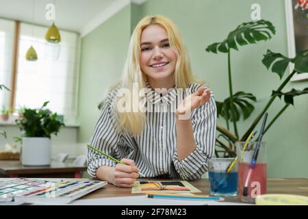 Adolescente ragazza che registra video lezione di disegno usando la comunicazione video Foto Stock