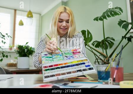 Adolescente ragazza che registra video lezione di disegno usando la comunicazione video Foto Stock