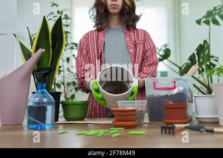 Belle piante in vaso e argilla espansa su tavolo di legno a casa. Hobby  coinvolgente Foto stock - Alamy