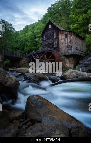Luce soffusa al mattino presso il Glade Creek Grist Mill a tarda primavera. Il Mill è un soggetto fotografico iconico all'interno del Babcock state Park della West Virginia. Foto Stock