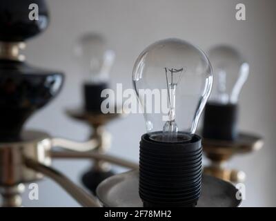 Lampadario vecchio stile senza lampade da soffitto. La lampadina si avvicina Foto Stock