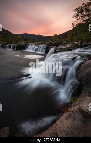Un tramonto frizzante a metà ottobre alle Cascate di arenaria lungo il New River nella gola del New River. Foto Stock