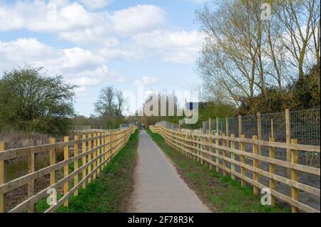 Aylesbury, Regno Unito. 5 aprile 2021. Alcune parti di Aylesbury sono ora irriconoscibili a seguito del lavoro di HS2 e sono ora recintate e non più accessibili ai membri del pubblico. Il collegamento ferroviario ad alta velocità 2, molto controverso e troppo economico, da Londra a Birmingham sta intagliando un'enorme cicatrice in tutto il Chilterns, che è un AONB. Credito: Maureen McLean/Alamy Foto Stock