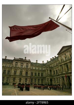 Tony Blair incontra il Premier del Consiglio di Stato della Repubblica popolare Cinese, S.E. il signor Wen Jiabao nel cortile dell'Ufficio di Foriegn per ispezionare la guardia d'onore, le regine co primo Batalion Grenadier Guards.pic David Sandison 10/5/2004 Foto Stock