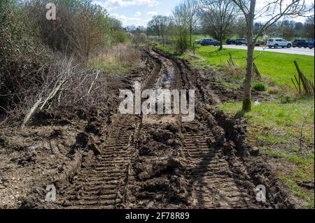 Aylesbury, Regno Unito. 5 aprile 2021. Parti di Aylesbury sono ora irriconoscibili dopo la rimozione di siepi e alberi. Anche le aree in cui le siepi sono state rimosse dall'HS2 sono ora inondate. Il collegamento ferroviario ad alta velocità 2, molto controverso e troppo economico, da Londra a Birmingham sta intagliando un'enorme cicatrice in tutto il Chilterns, che è un AONB. Credito: Maureen McLean/Alamy Foto Stock