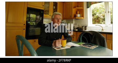 Michael Aspel a casa nella zona ovest di Londra.pic David Sandison 30/4/2004 Foto Stock