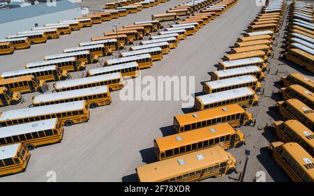 Ampia vista aerea di un gruppo di autobus in attesa un parcheggio Foto Stock