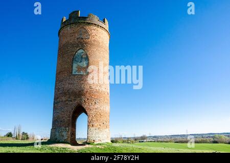 Wider's Folly su Nuntide Hill a Reading, Regno Unito visto in primavera contro un cielo blu. Foto Stock