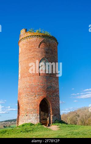 Wider's Folly su Nuntide Hill a Reading, Regno Unito visto in primavera contro un cielo blu. Foto Stock