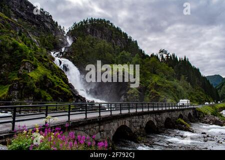 Latefossen - una delle cascate più grandi della Norvegia, con vicino ponte di pietra Foto Stock