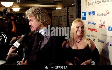 Il comico Billy Connolly con la moglie e la romanziera Pamela Stephenson arriva a Londra questa sera al British Book Awards. Miss Stephenson è stata nominata per una categoria.5 Marzo 2002 foto Andy Paradise Foto Stock