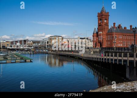 Cardiff, Regno Unito. 2 maggio 2017. Una vista attraverso i Docks di Cardiff verso l'edificio storico francese Grade i Gothic Renaissance Pierhead sulla baia di Cardiff. Fu costruito nel 1897 dall'architetto William Frame come quartier generale della Bute Dock Company e la sua torre dell'orologio è conosciuta localmente come ‘Baby Big ben’. Credit: Mark Kerrison/Alamy Live News Foto Stock