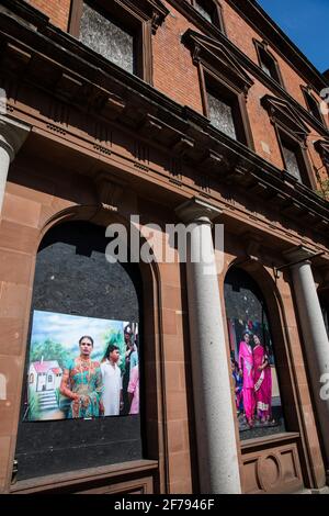 Cardiff, Regno Unito. 2 maggio 2017. Il derelict Merchant Place si trova nel cuore di Mount Stuart Square, vicino al Wales Millennium Centre nella baia di Cardiff. E' un ex Ufficio postale di grado II costruito nel 1881. Credit: Mark Kerrison/Alamy Live News Foto Stock