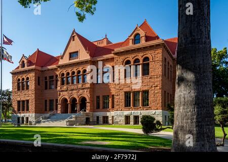 L'Old Orange County Courthouse, dedicato nel 1901, è un edificio in granito e arenaria in stile romanico nel quartiere storico di Santa Ana. Foto Stock