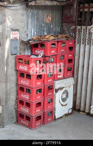 Casse di Coca-Cola in plastica impilate, all'esterno di un negozio chiuso presso 105 Yin Kong Tsuen, North District, New Territories, Hong Kong, Cina 11 marzo 2021 Foto Stock