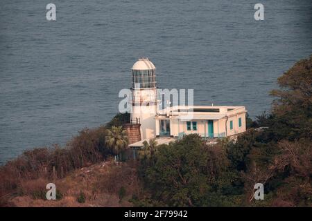 Green Island Lighthouse, su Green Island nel porto di Hong Kong, vista dal Monte Davis, Hong Kong, nel tardo pomeriggio 26 febbraio 2021 Foto Stock