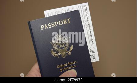 Concetto di viaggio - primo piano del passaporto statunitense con la scheda di registrazione della vaccinazione Covid-19. Editoriale illustrativo preso a Vista, CA USA il 4 aprile 2021. Foto Stock