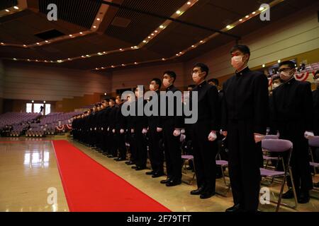 I futuri studenti della National Defense Academy ascoltano un discorso del vice ministro della difesa Yasuhide Nakayama durante la cerimonia di ingresso. Il vice ministro della difesa giapponese Yasuhide Nakayama partecipa alla cerimonia di ingresso della National Defense Academy. L'NDA è un'accademia militare che educa e formi i futuri leader di tre forze giapponesi di autodifesa. I suoi programmi di studio soddisfano perfettamente gli standard universitari giapponesi che seguono anche altre università ordinarie. Pertanto, i laureati dell'Accademia ricevono una laurea in scienze, ingegneria o scienze sociali". (Foto b Foto Stock