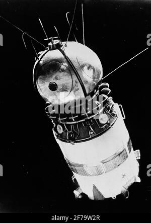 Veicolo spaziale 'Vostoh' (con l'ultimo soggiorno del pilota a razzo). La navicella spaziale di questo tipo ha volato 259 giri intorno alla terra (circa 10.5 milioni di km) con cosmonauti: Sì Gagarin, GS Titov, AG Nikolajev, PR Popovitj, VF Bukovsky, VV Nikolajeva-Tereskova. Il peso con la fase finale del razzo distrugge = 6.17 tonnellate. Peso esatto dell'ultima fase = 4725 kg, accessori = 2 tonnellate. Cabinens >> diametro = 2.3 metri. La lunghezza dell'apparecchiatura = 7.35 incl L'ultimo passo del razzo. Foto Stock