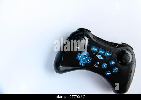 Console di gioco su bianco. Joystick gioco nero. Gioca Foto Stock