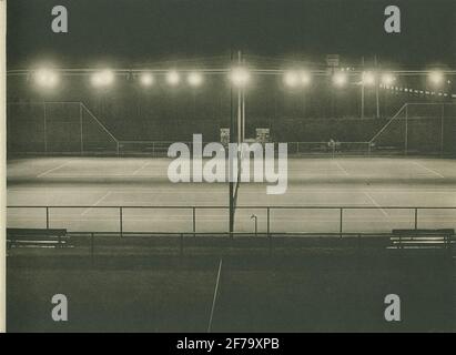 Campi sportivi ',' campo da tennis, Lugano, per piazza 18 riflettore a lumaca DA 1 a 200 Watt '.bild ur Boken' Zeiss Mirrored Light System Zeiss-Wiscott in the architecture: A collection of lighting Systems '. Boken GAVS UT AV Berlin-Zehlendorf: Zeiss Ikon AG , Goerzwerk, 1937. Foto Stock