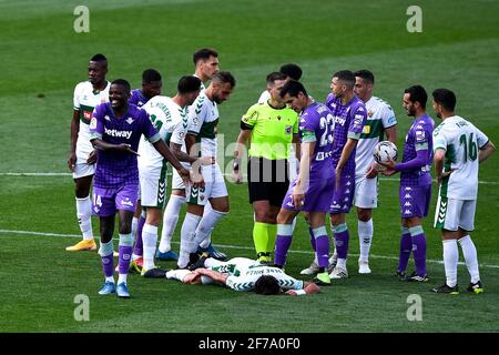 ELCHE, SPAGNA - 4 APRILE: William Carvalho di Real Betis punta a Pere Milla di Elche CF che si trova a terra durante la Liga Santander match Foto Stock